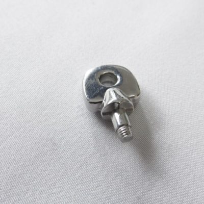 Metal injection molded part with thread
